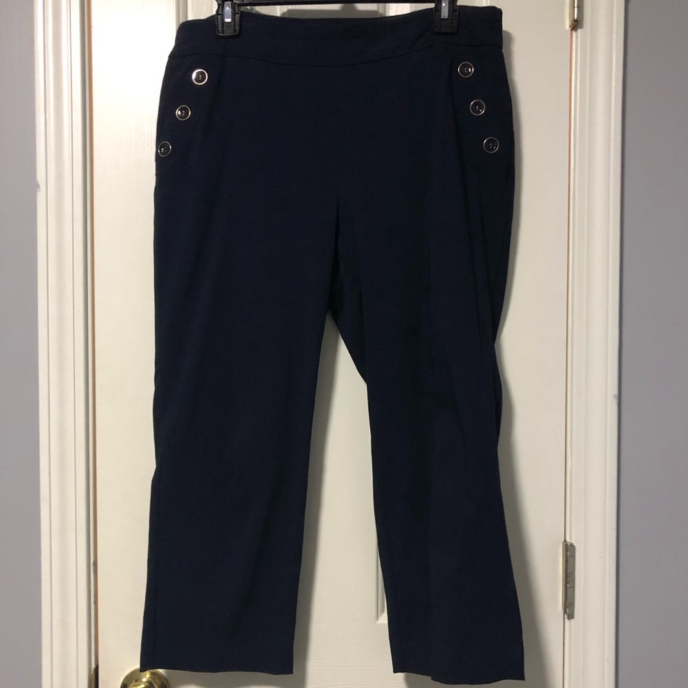 Roz & Ali Navy Capri pants. Size 10.